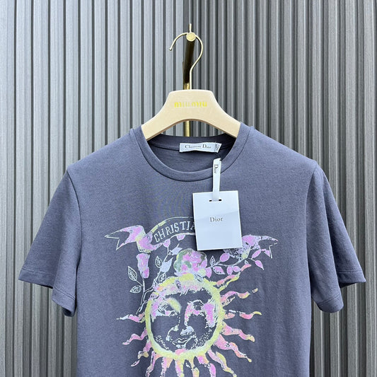 迪D家-2403 24新品上架圓領太陽印花TEE 藍色