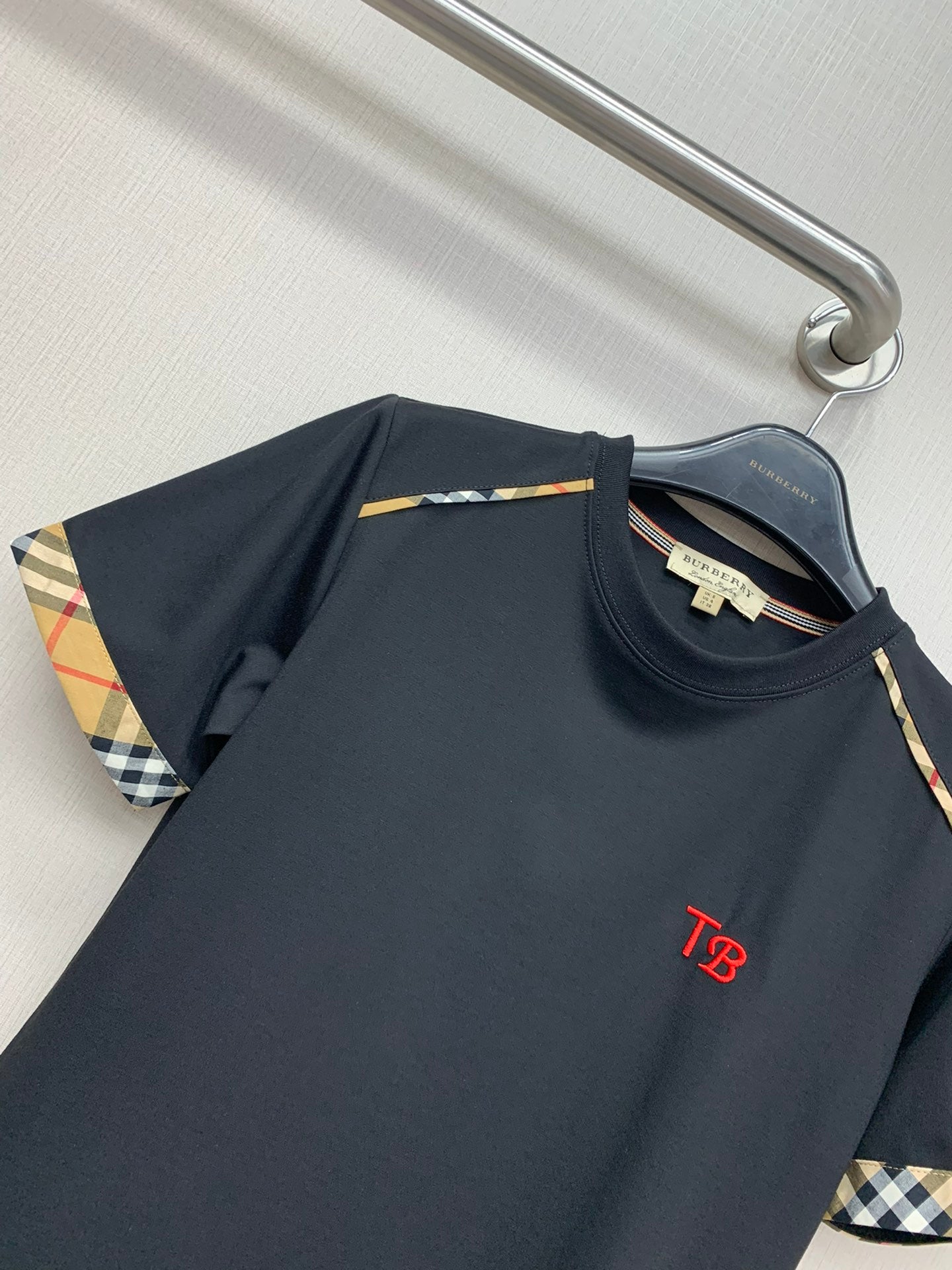 巴B家-2403 新款經典格紋拼繡字母TEE 黑色