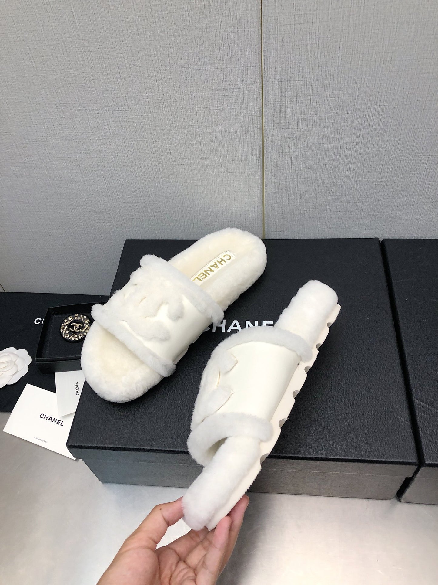 小香家-2023秋冬新款 羊毛格紋拖鞋 皮革白色