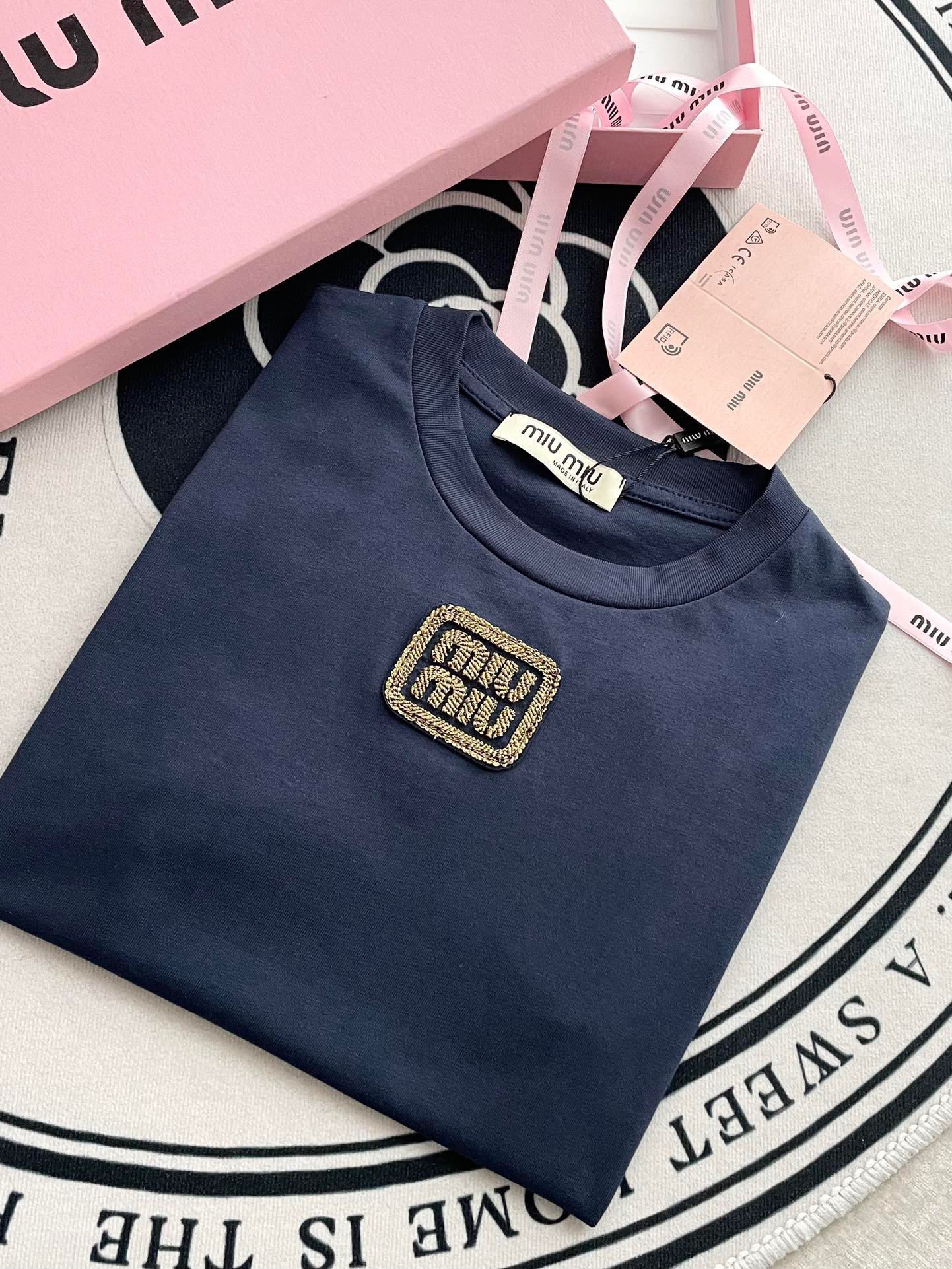 穆Ｍ家-2404 短款刺繡短袖Tee