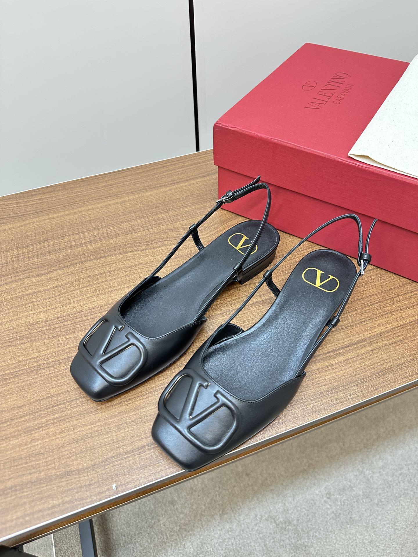 范倫V-2023春夏新款 大V扣平底涼鞋 羊皮黑色