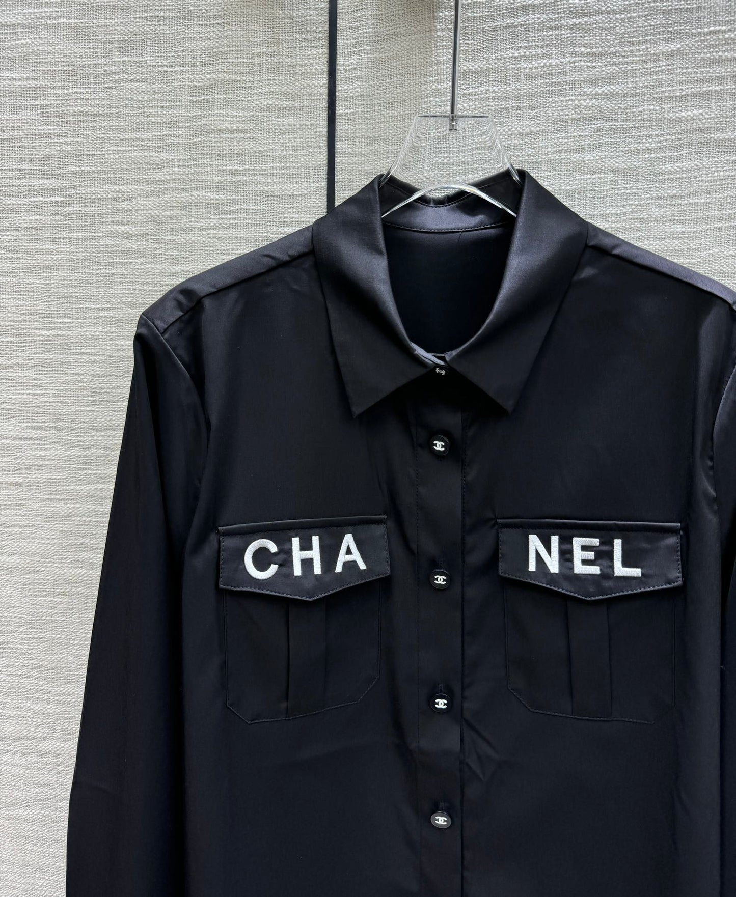 小香家-2403 翻領雙口袋刺繡字母logo襯衫 黑色