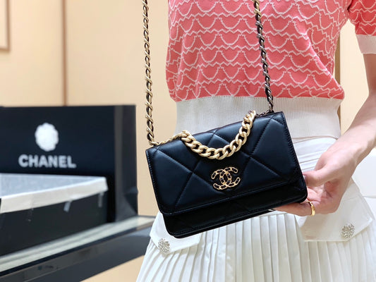 小香家-Chanel 19經典Logo菱格粒紋Woc手拿包/斜背包 黑色