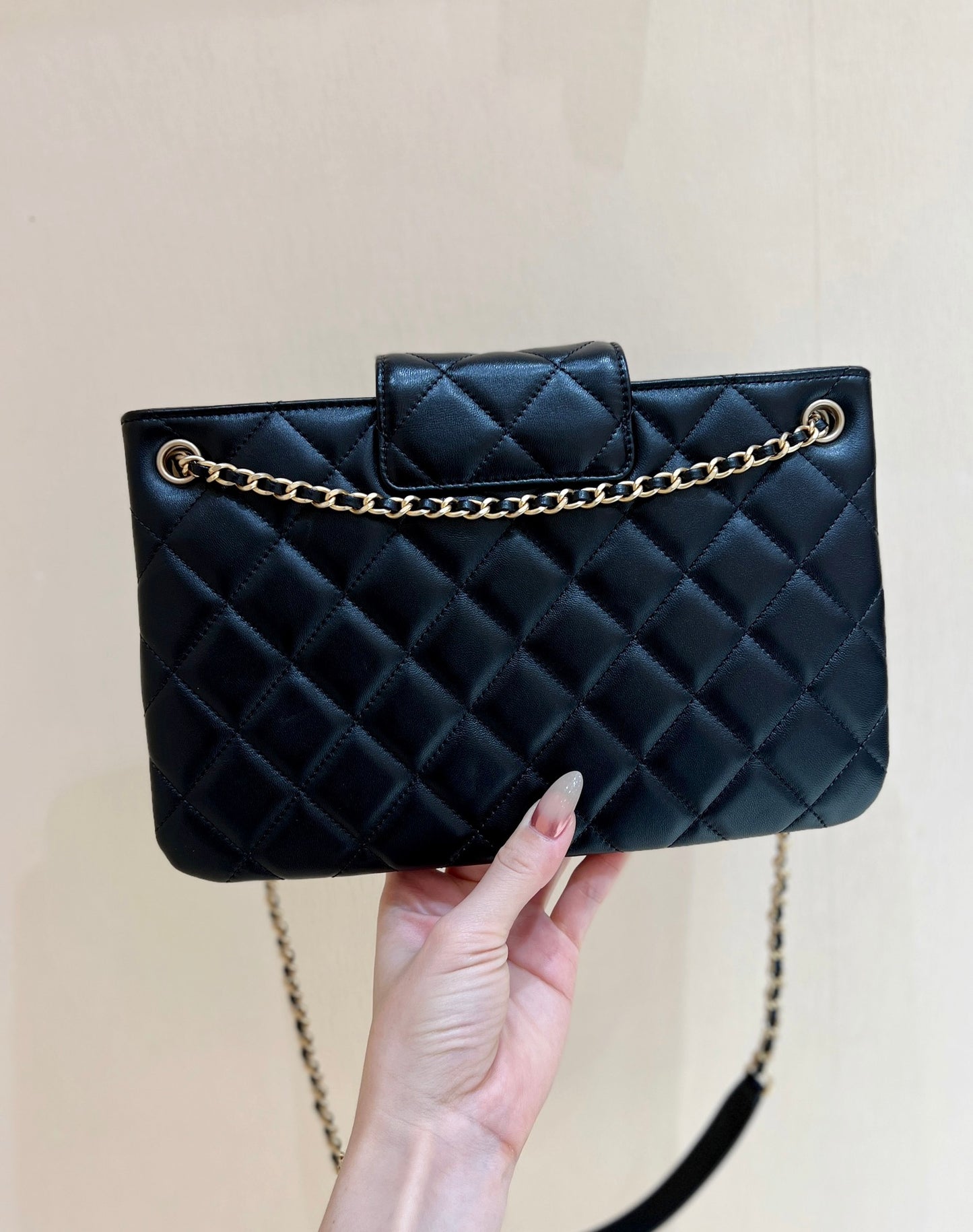小香家-Chanel 24c 復古皮穿鏈菱格紋 經典元素腋下包 黑色