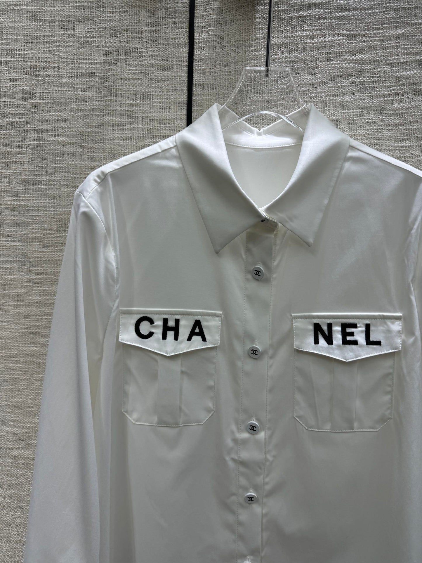 小香家-2403 翻領雙口袋刺繡字母logo襯衫 白色