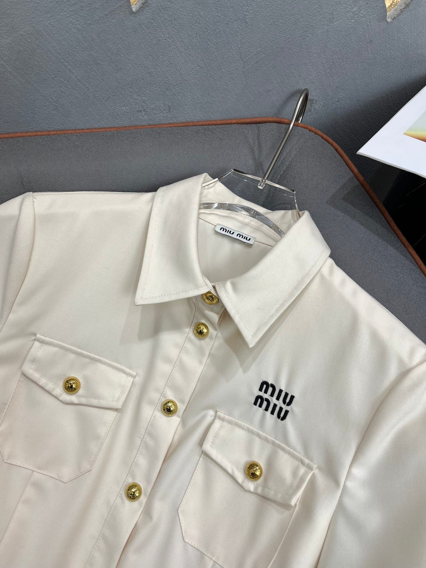穆M家-2404 24SS夏季新款翻領洋裝字母刺繡裝飾搭配腰帶時尚 白色