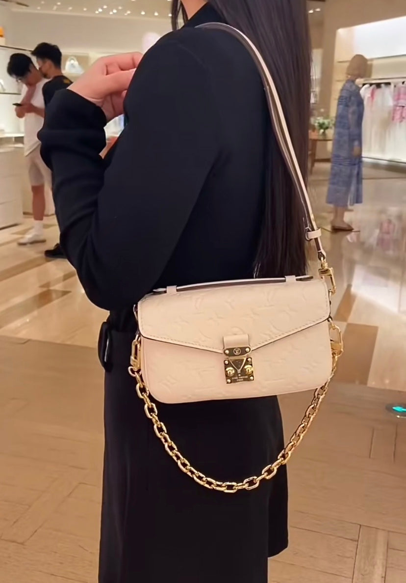 M46595 路L家-Pochette Métis East West 白色