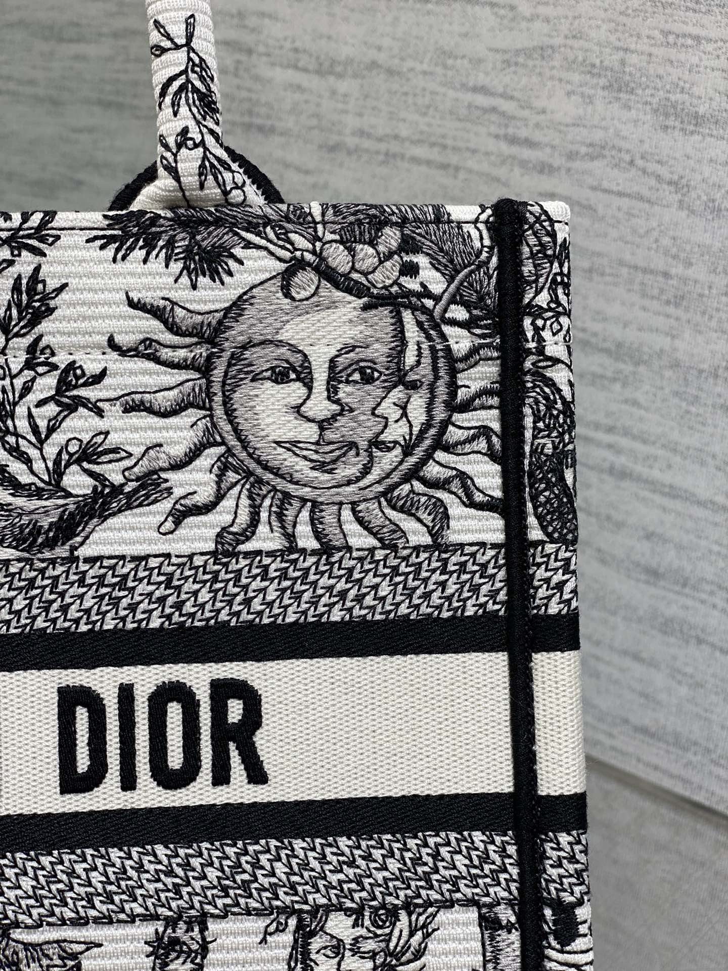 迪D家-2024春夏系列 Book Tote 太陽刺繡 黑白色 小號