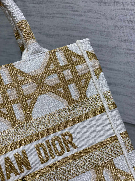 迪D家-2024春夏系列 Book Tote 經典的菱形格 白金色 小號