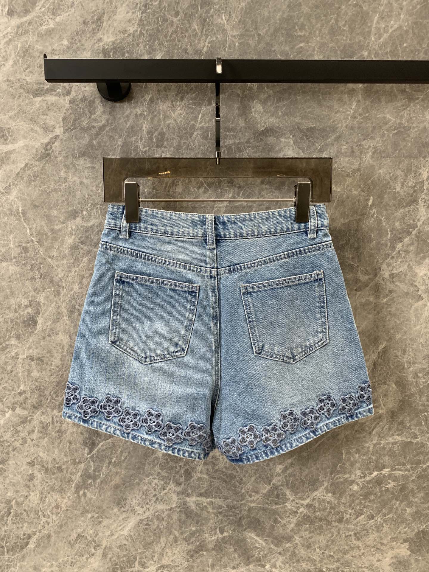 小香家-2404 山茶花刺繡logo鏤空牛仔短褲 牛仔