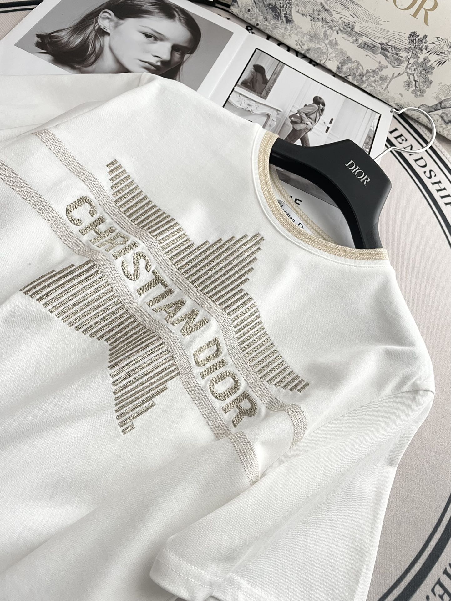 迪D家-2403 金線刺繡寬鬆棉短袖Tee 金色