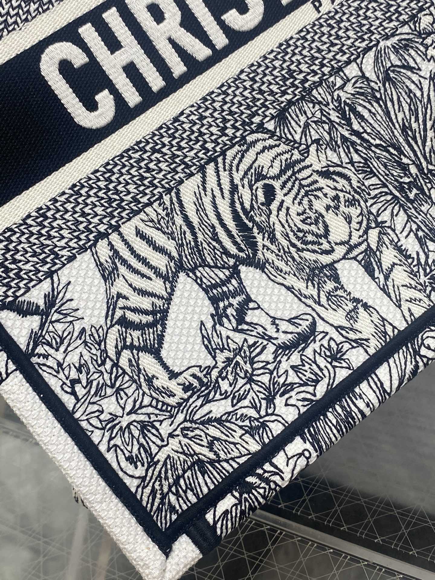 迪D家-Book Tote 2023春夏系列 老虎刺繡 白色 中號