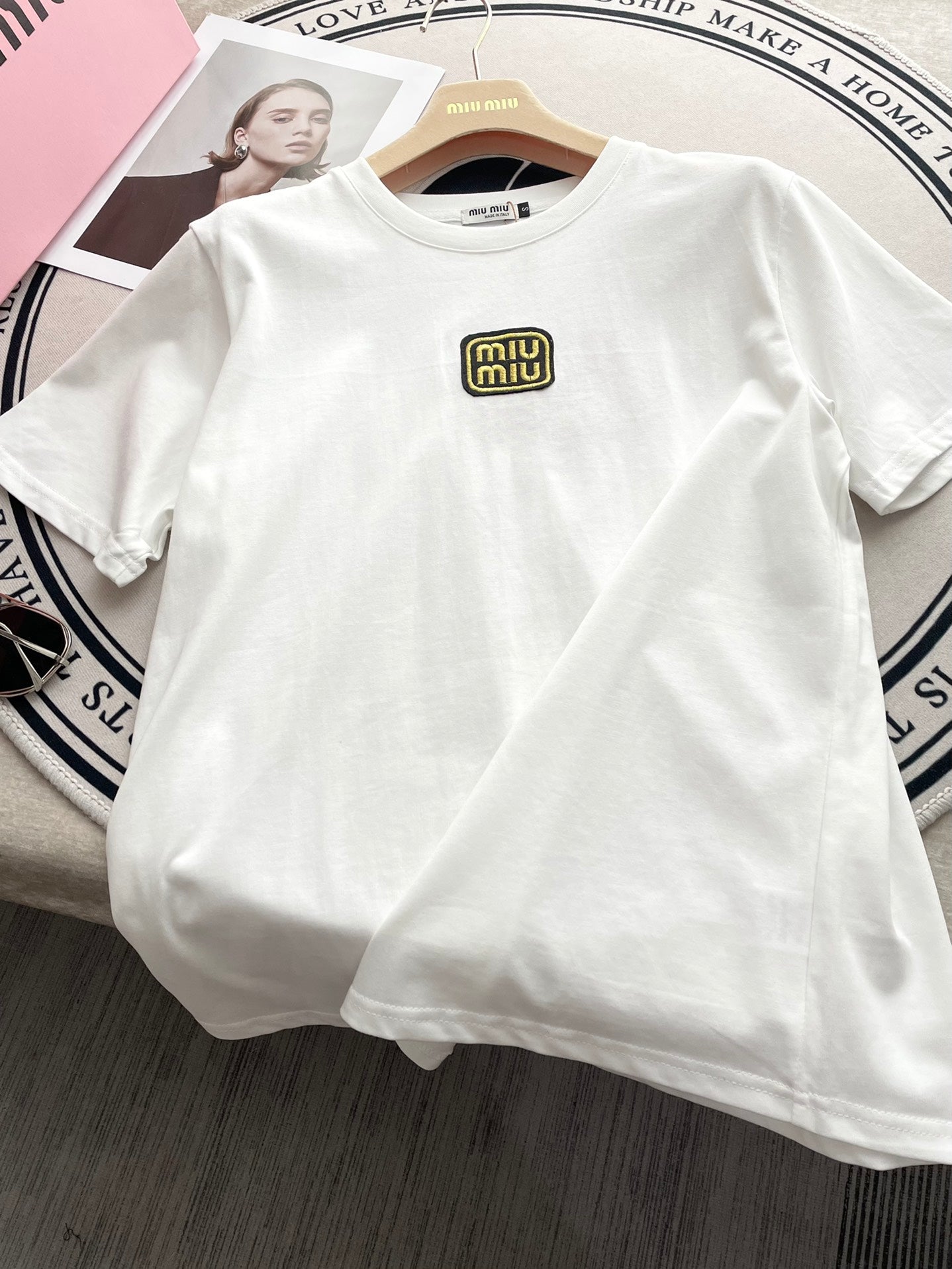 穆M家-2404 刺繡字母貼布短袖Tee 白色