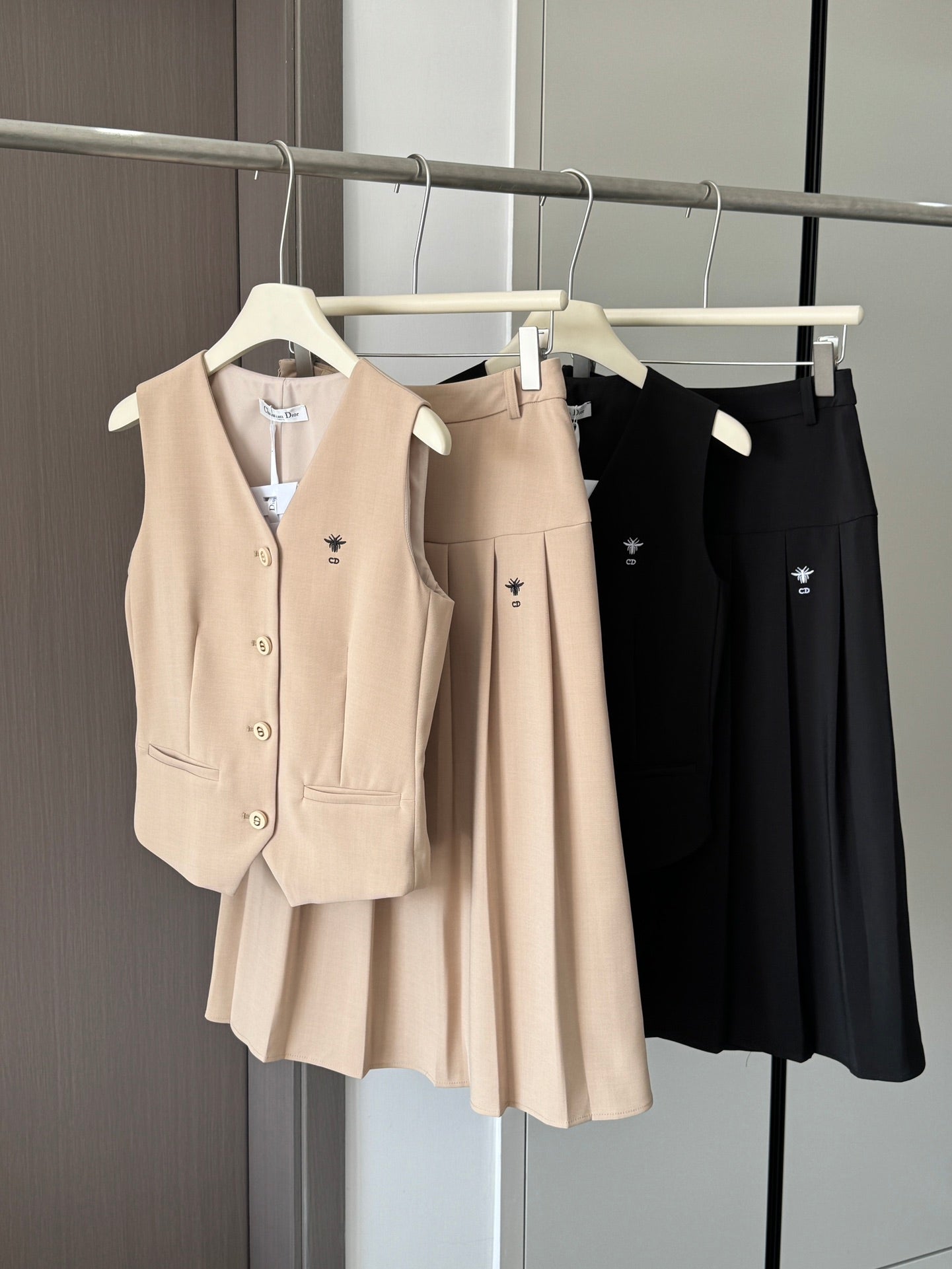 迪D家-2403 新品西裝馬甲百褶半裙套裝