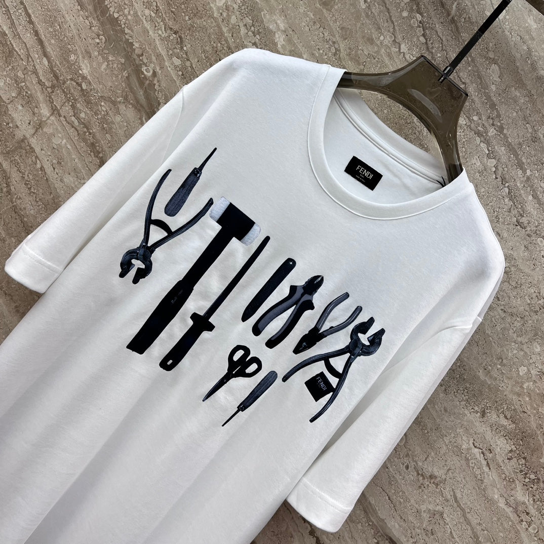芬F家-2403 24SS春夏新款工具印花圓領短袖TEE 白色