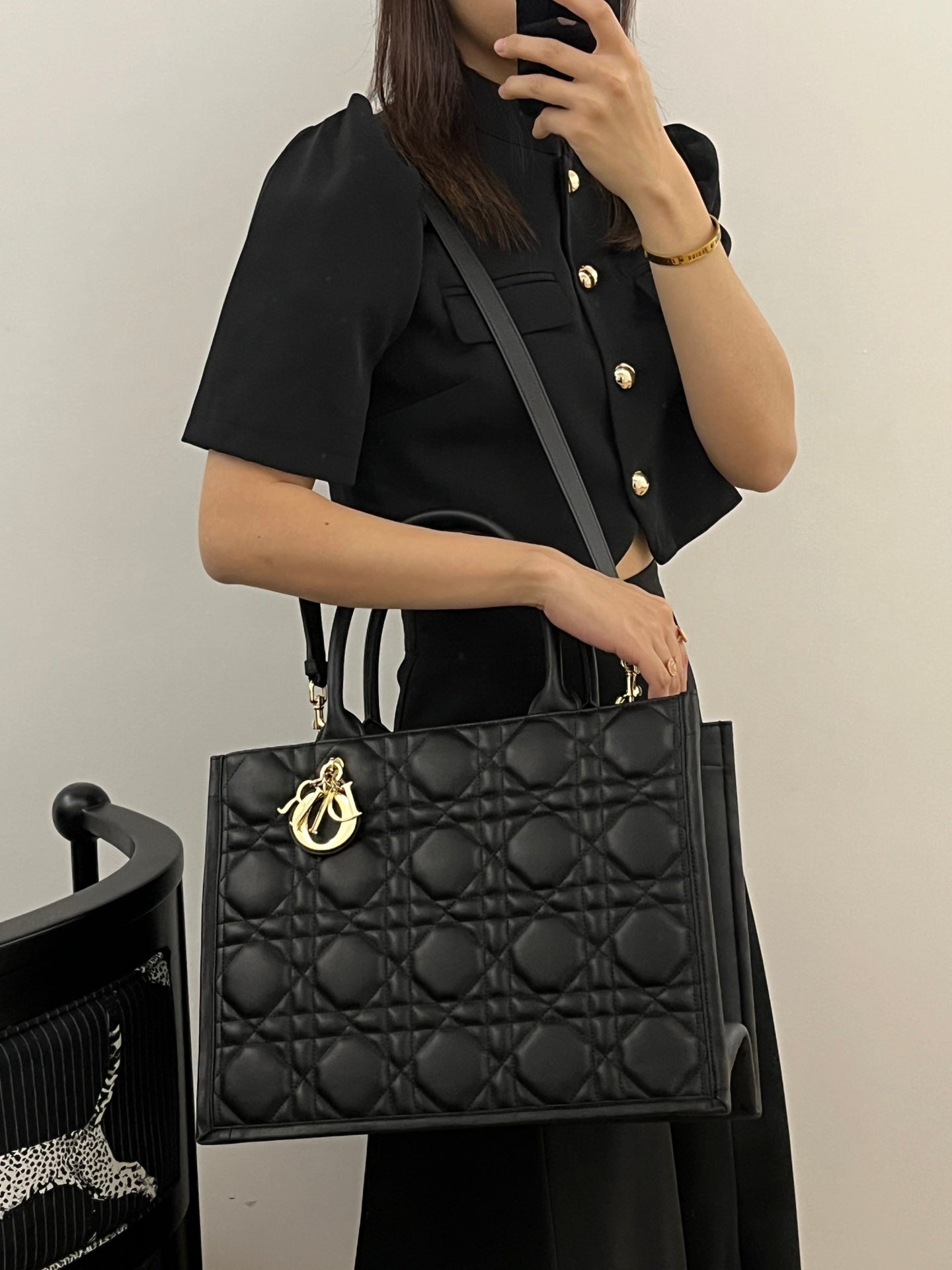熱銷款 迪D家-2024春夏系列 Book Tote  菱格紋牛皮 黑色 中號