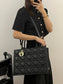熱銷款 迪D家-2024春夏系列 Book Tote  菱格紋牛皮 黑色 中號