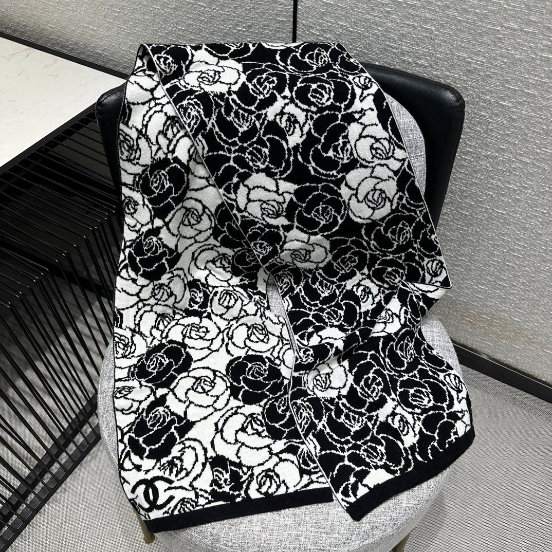 小香家-2023新款黑白羊絨山茶花圍巾