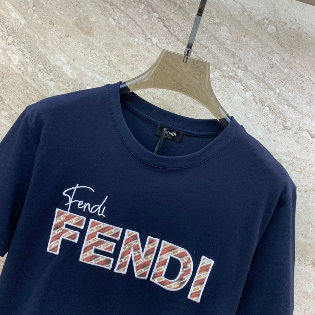 芬F家-2403 24SS春夏新款Logo刺繡圓領短袖TEE 藍色