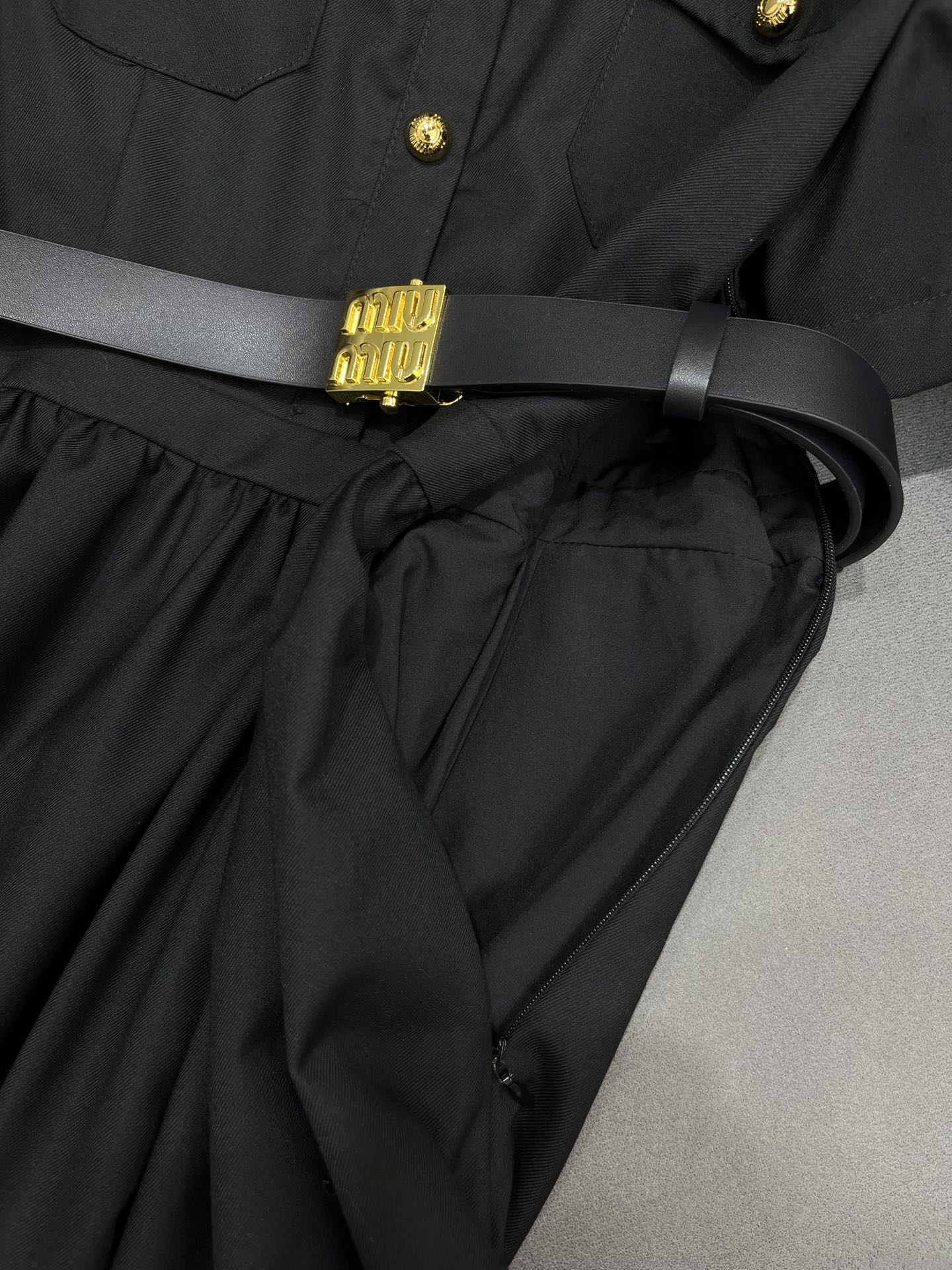 穆M家-2404 24SS夏季新款翻領洋裝字母刺繡裝飾搭配腰帶時尚 黑色