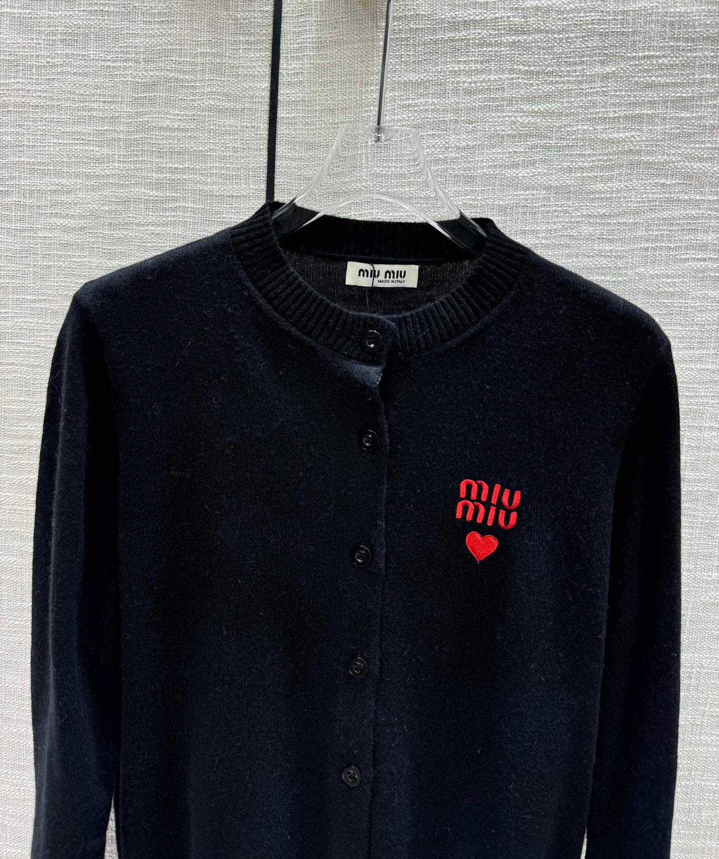 穆M家-2404 愛心刺繡logo針織開襟衫 黑色