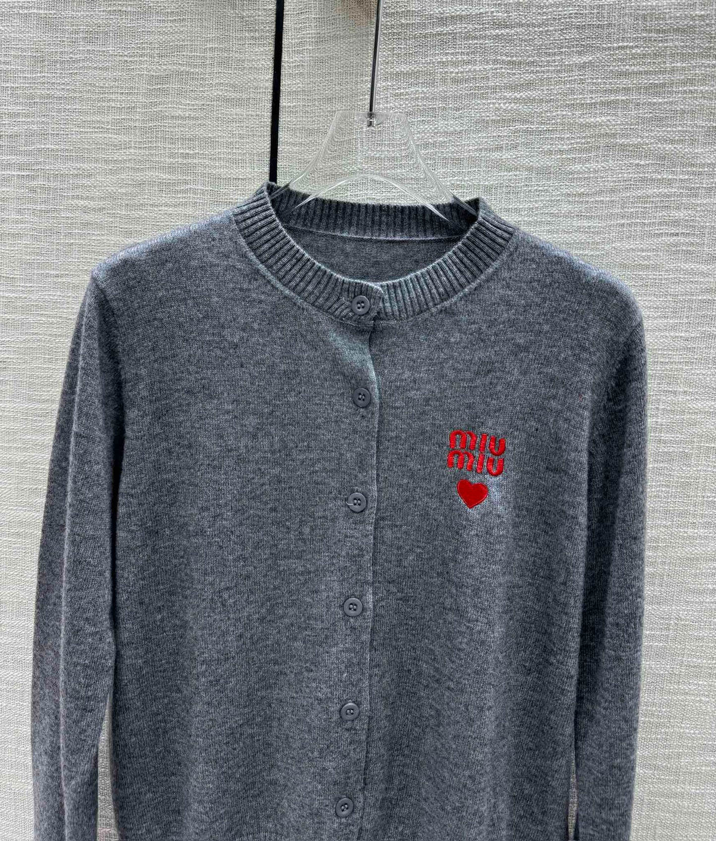 穆M家-2404 愛心刺繡logo針織開襟衫 灰色