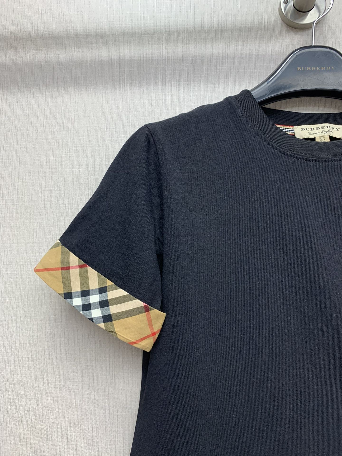 巴B家-2403 24早春新款經典格子繡馬TEE 黑色