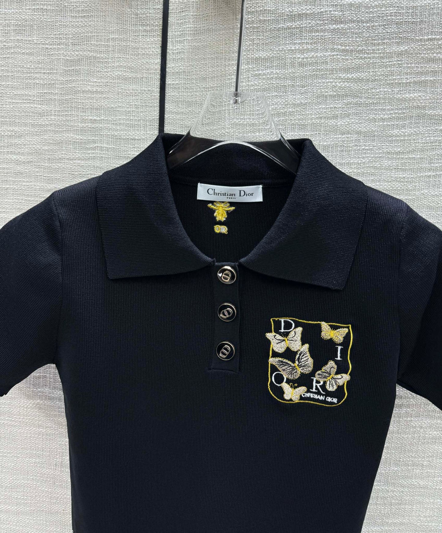 迪D家-2403 刺繡蝴蝶polo領針織短袖 黑色