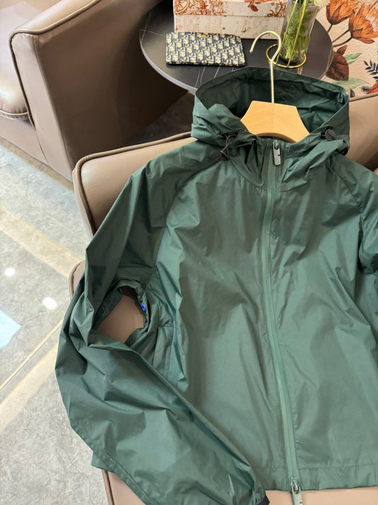 巴B家-2403 24春夏新品輕盈防曬小外套 墨綠色