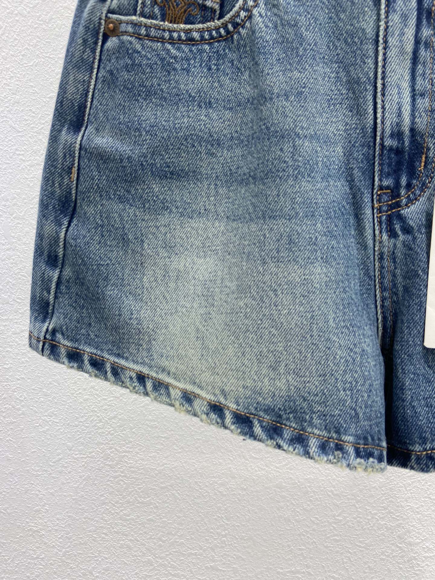 賽C家-2404 後袋刺繡牛仔短褲 藍色