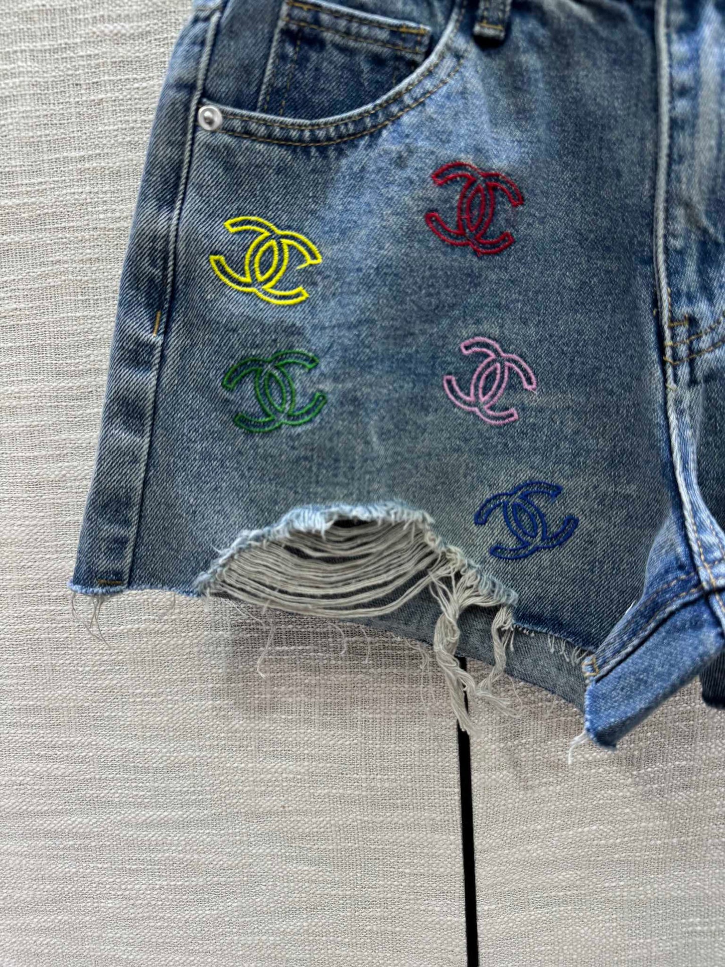 小香家-2403 刺繡logo破洞直筒牛仔短褲