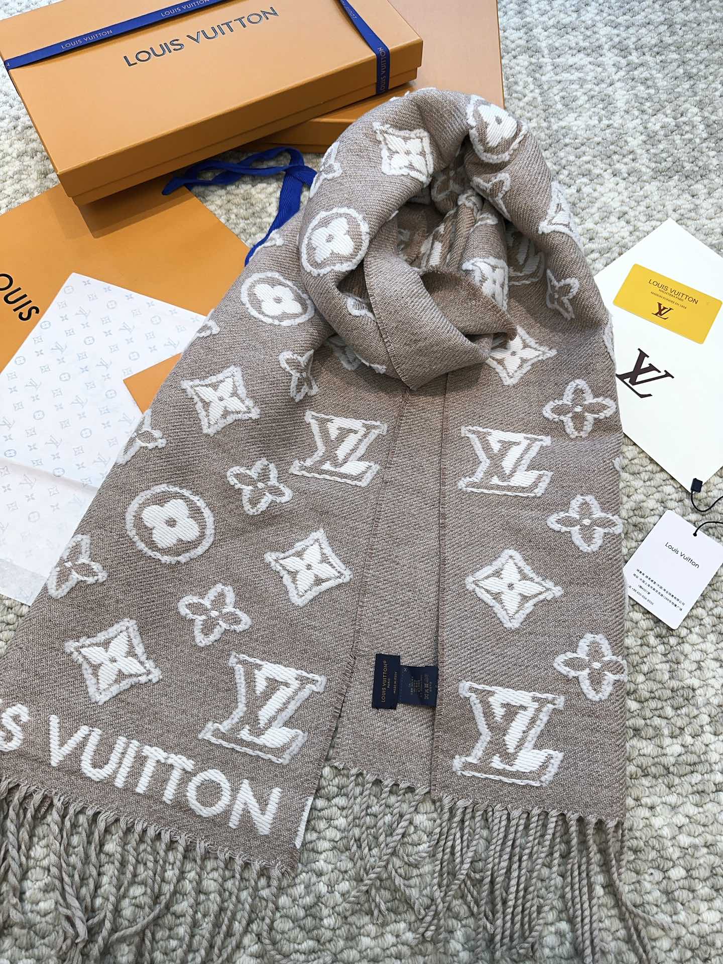 路L家- 2024 MONOGRAM圖騰圍巾 34*200 燕麥色