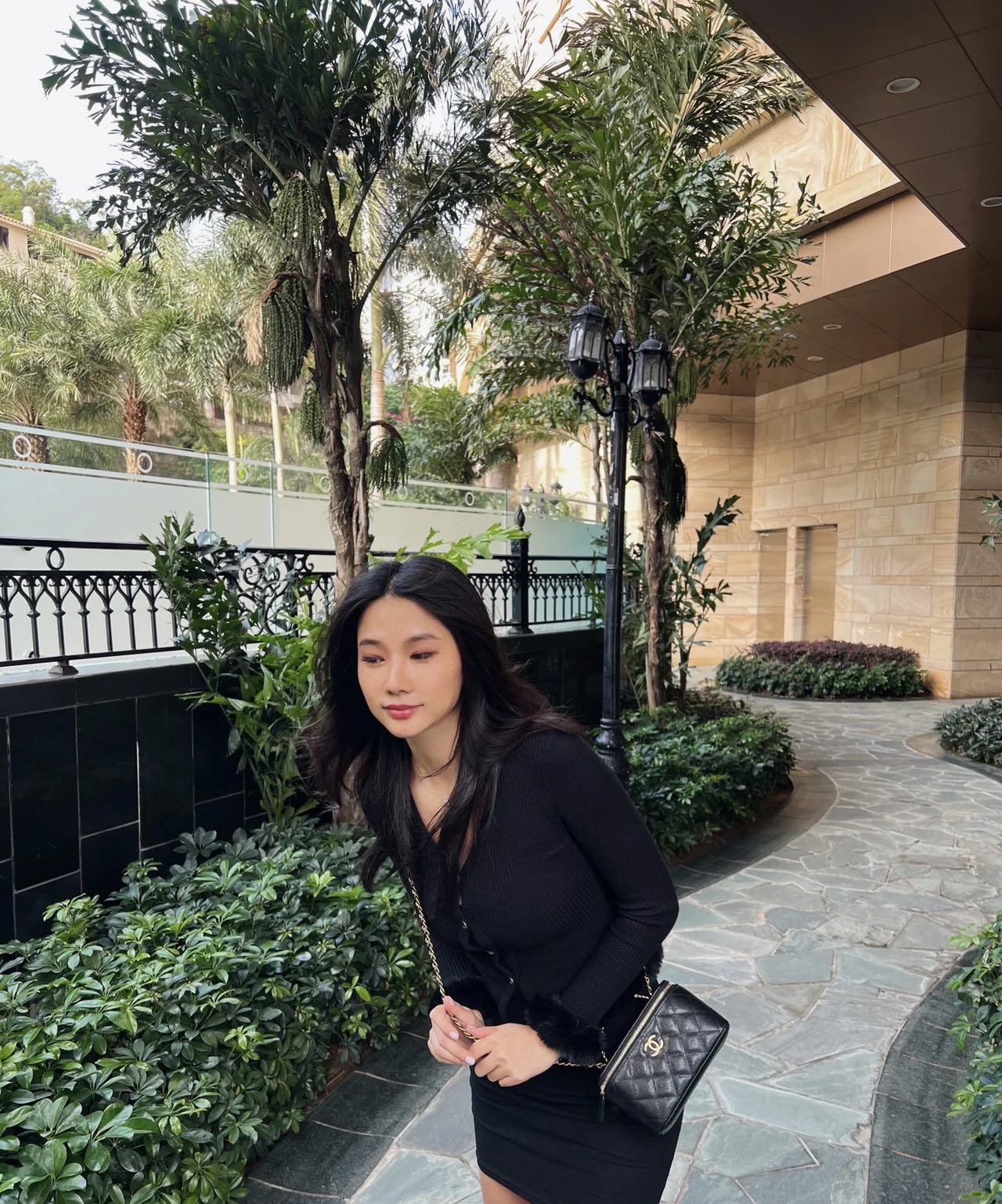 小香家-春夏系列 長盒子包 手柄簍空Logo設計 黑色