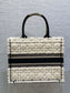 迪D家-Book tote 毛絨白黑色 中號