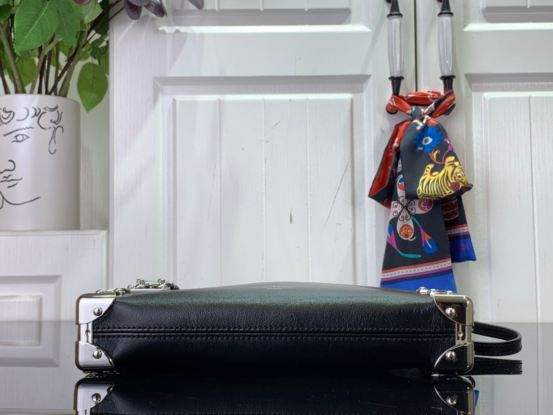 M25445  路L家-SLIM SIDE TRUNK鍊條包 黑色