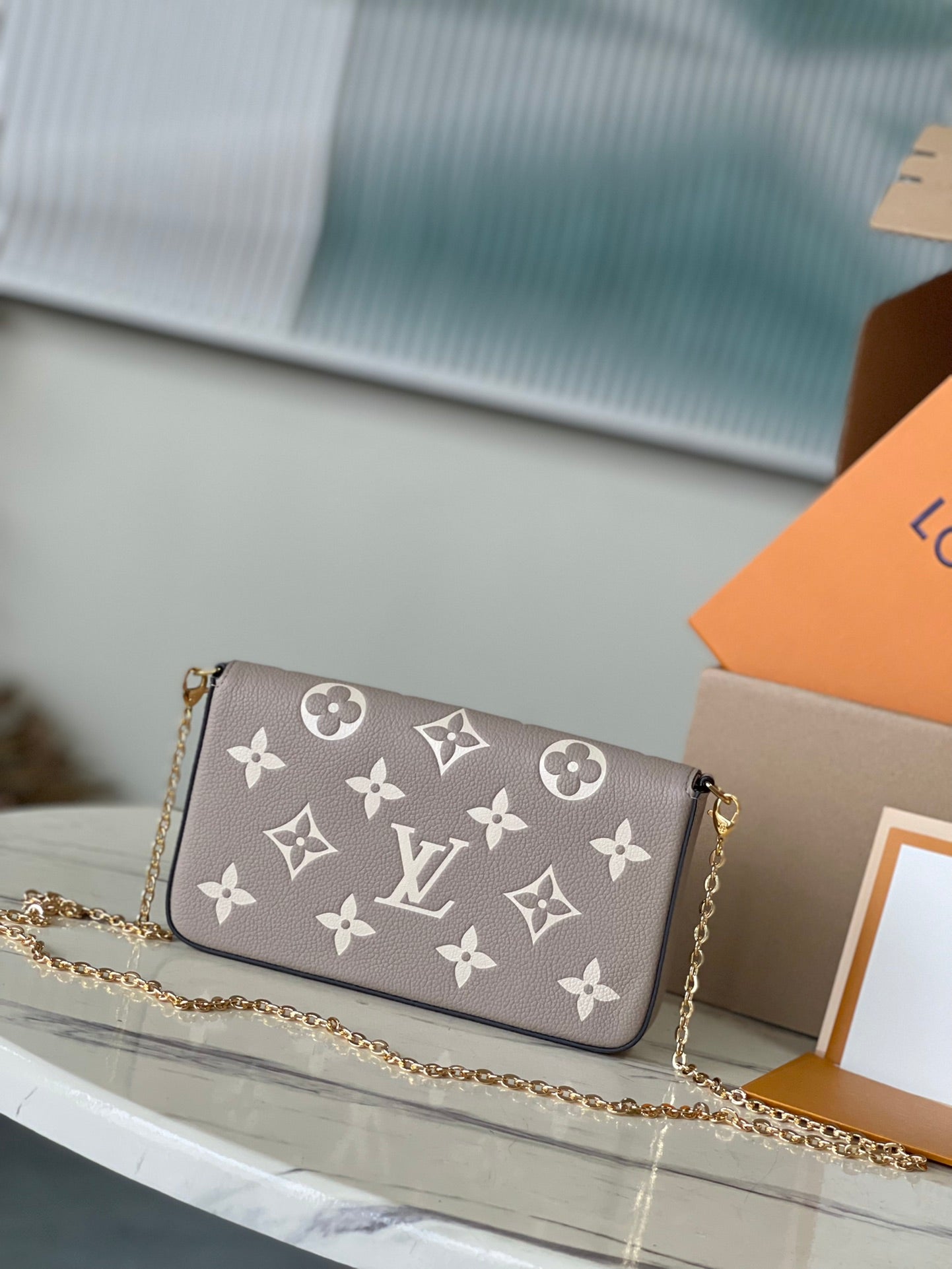 M69977 路L家-Pochette Felicie Empreinte壓紋斜背包 杏色