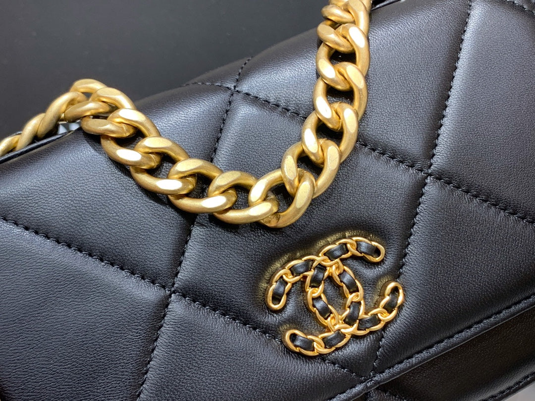 小香家-Chanel 19經典Logo菱格粒紋Woc手拿包/斜背包 黑色