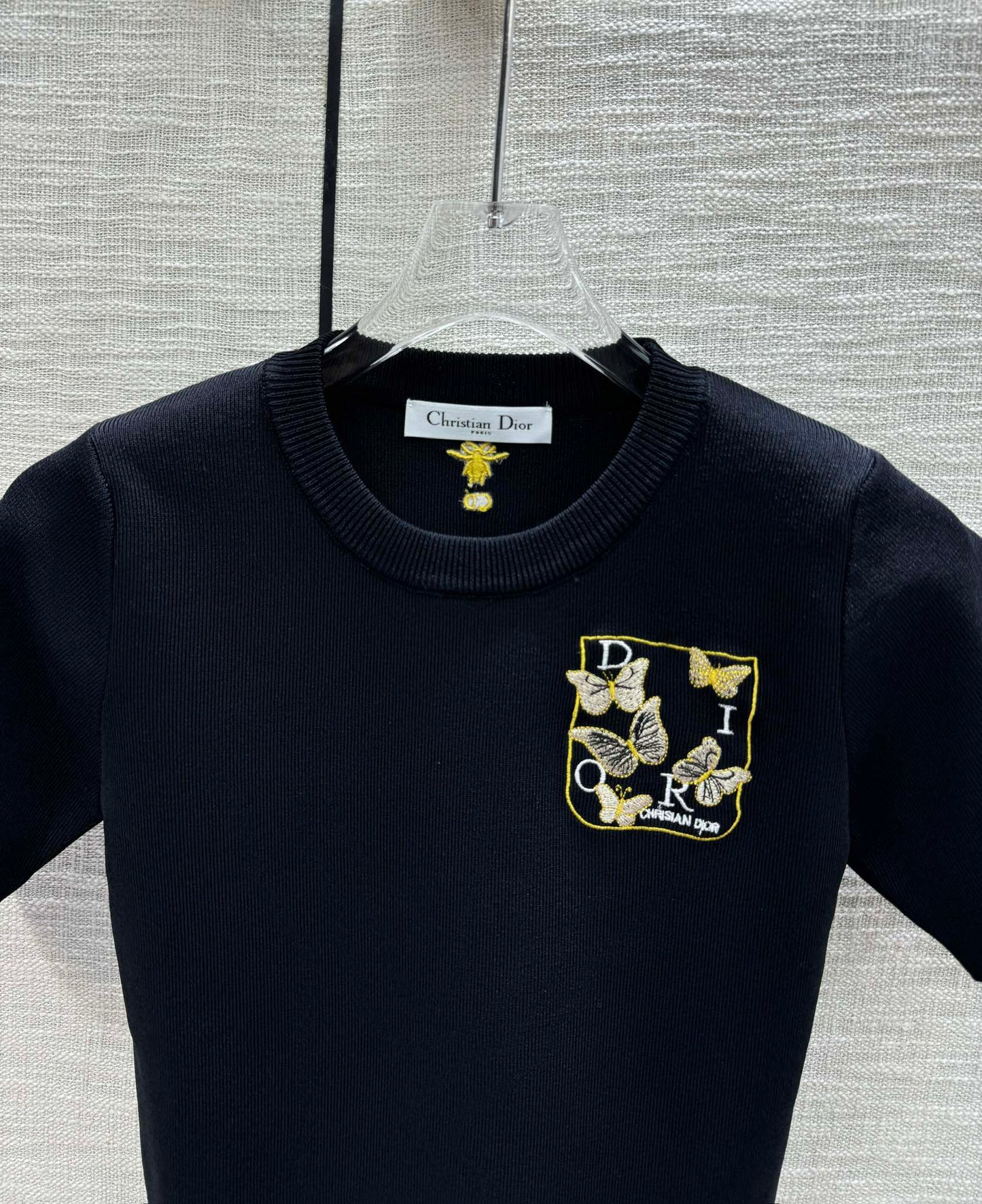 迪D家-2403 刺繡蝴蝶圓領針織短袖 黑色