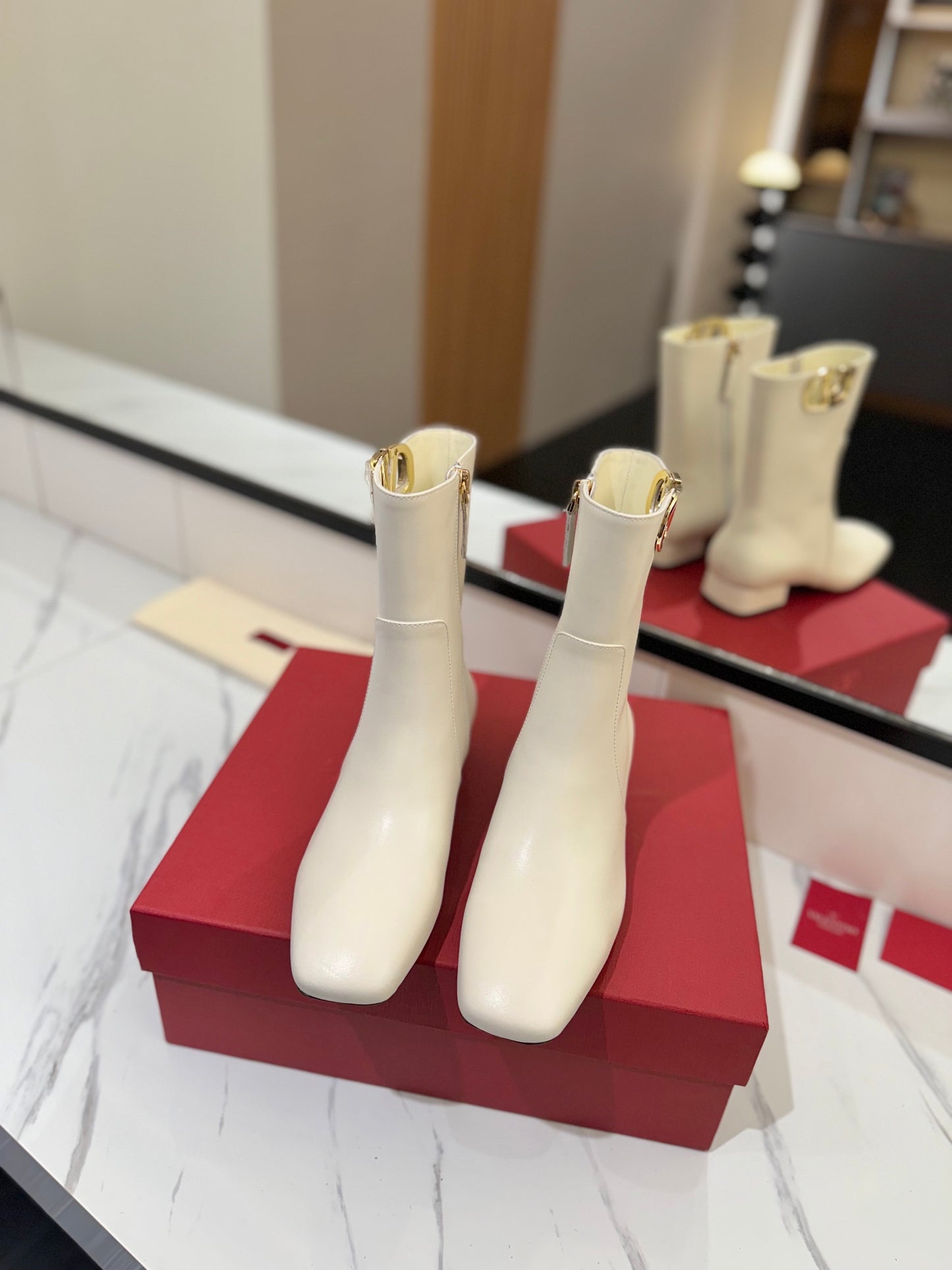 范倫V-2024 牛皮短靴 白色