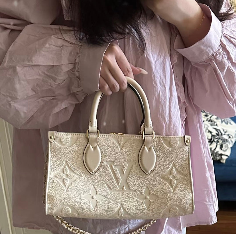 M23640 路L家-Cabas OnTheGo East West 金鍊壓紋老花 白色