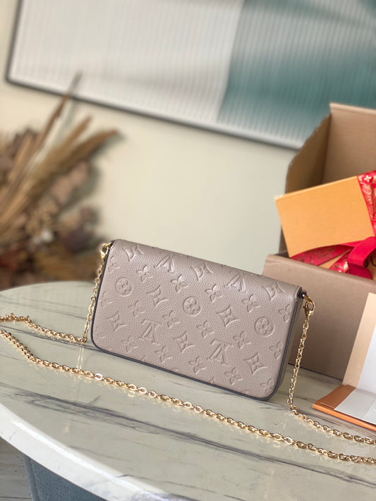 M82609 路L家-Pochette Felicie 壓花牛皮 奶茶色