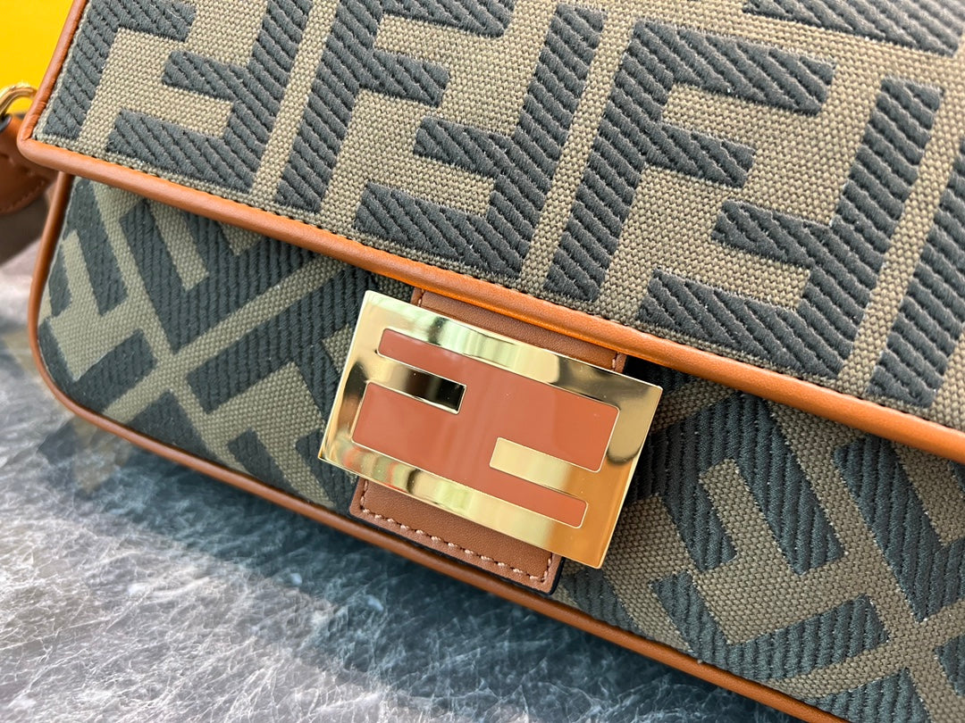 芬F家-Baquette法棍包 洗水牛仔布刺繡款
