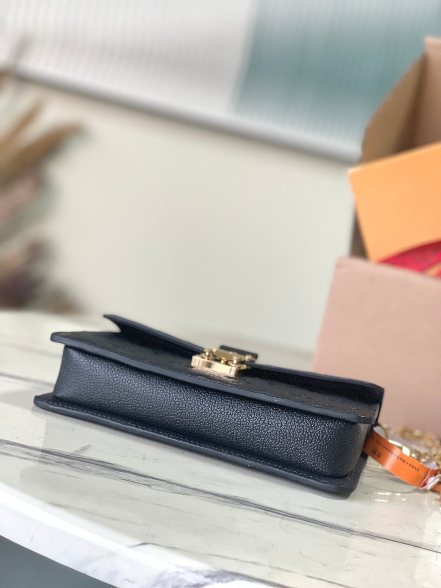 M82637 路L家-Wallet On Chain Metis 斜跨包 黑色全皮壓花