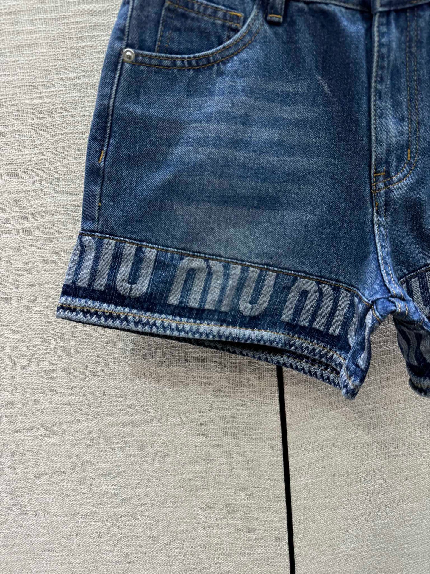 穆M家-2404 24春夏最新撞色logo牛仔短褲