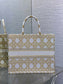 迪D家-2024春夏系列 Book Tote  經典的菱形格 白金色 大號