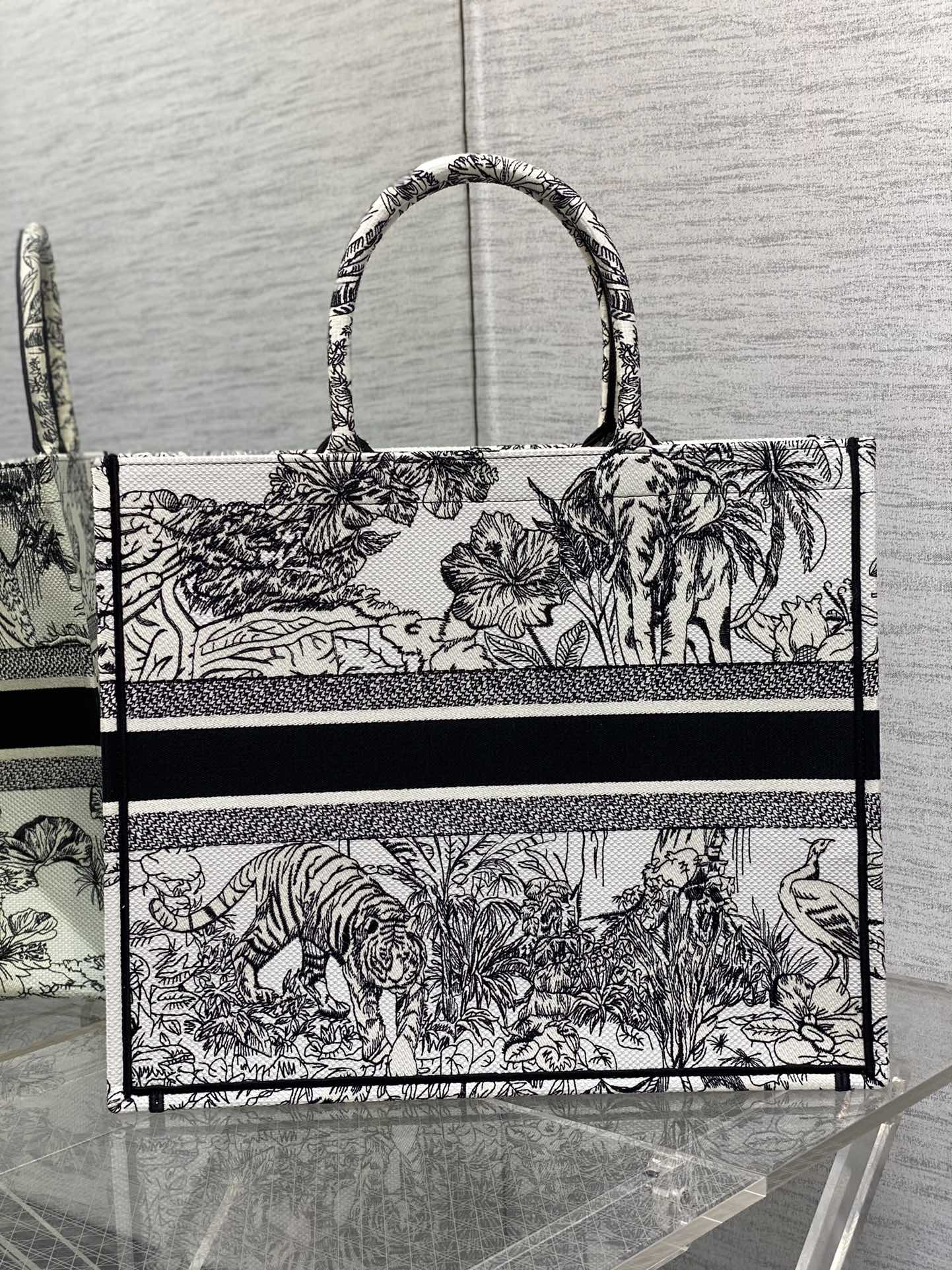 迪D家-Book Tote 2023春夏系列 老虎刺繡 白色 大號