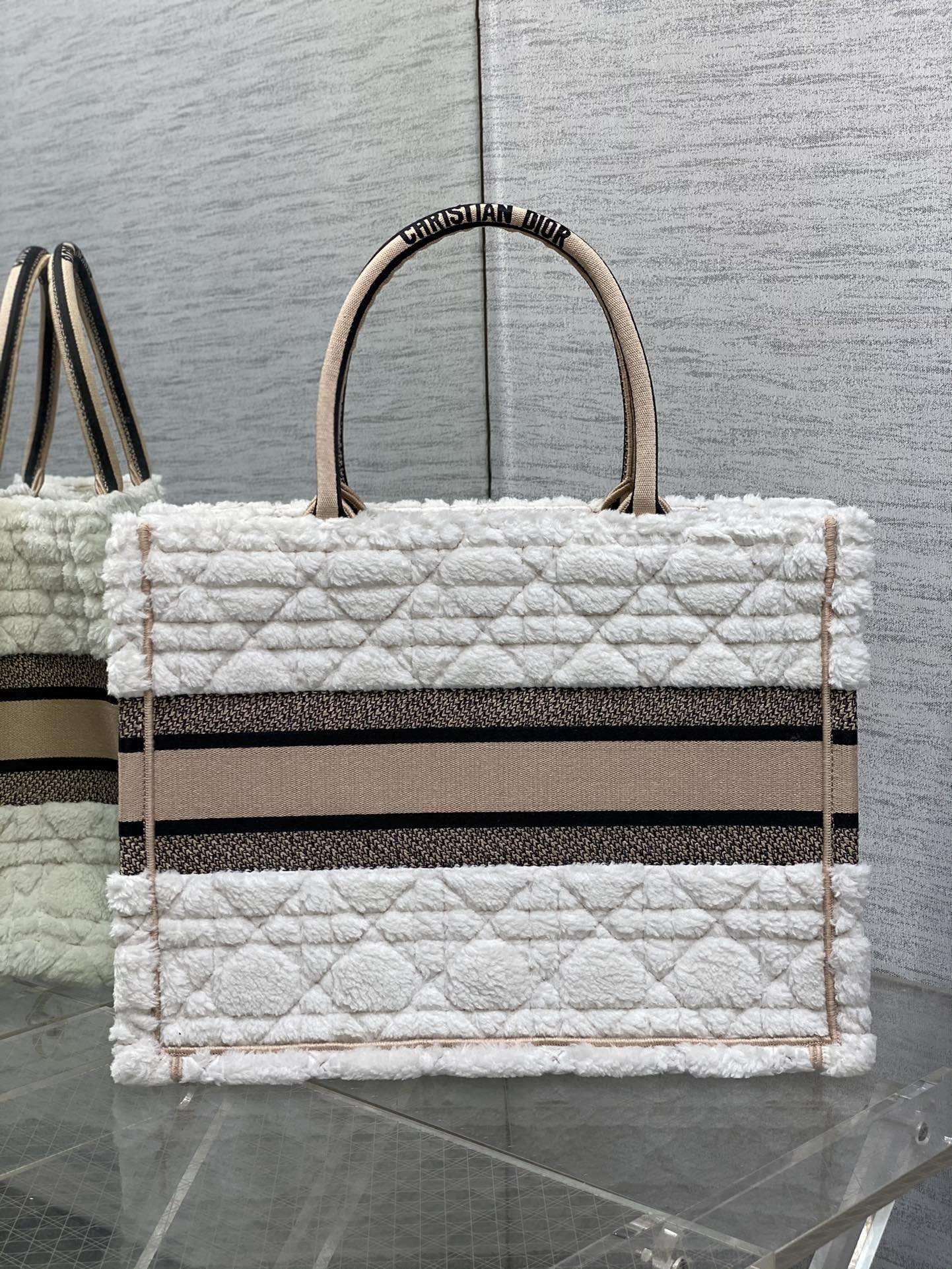 迪D家-Book Tote 2023秋冬毛毛系列 白杏色 中號