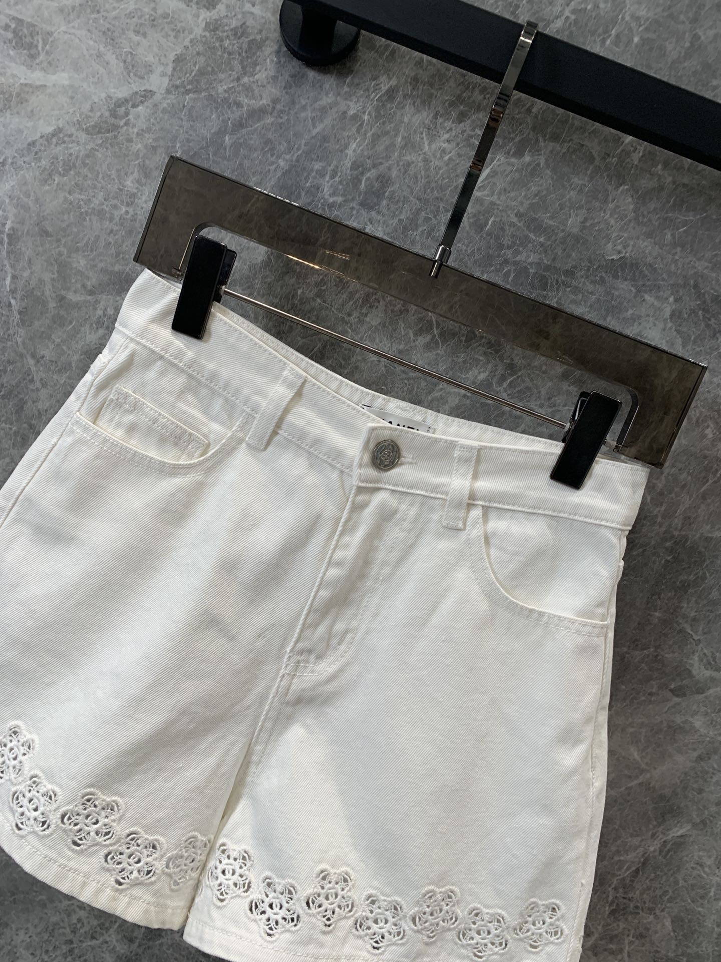 小香家-2404 山茶花刺繡logo鏤空牛仔短褲 白色