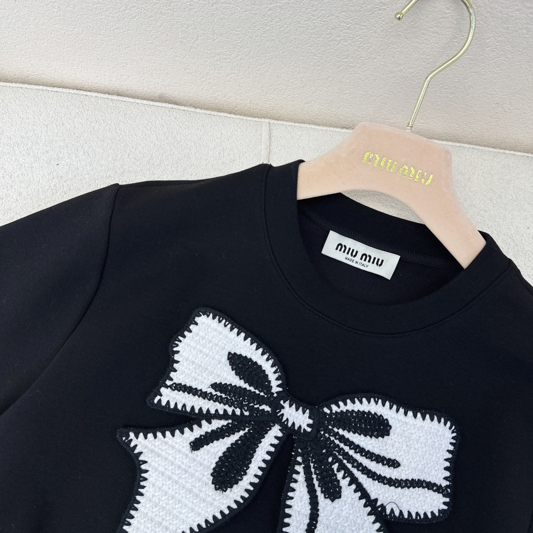 穆M家-2404 24Ss春夏最新款蝴蝶結刺繡裝飾露腰短袖洋裝 黑色