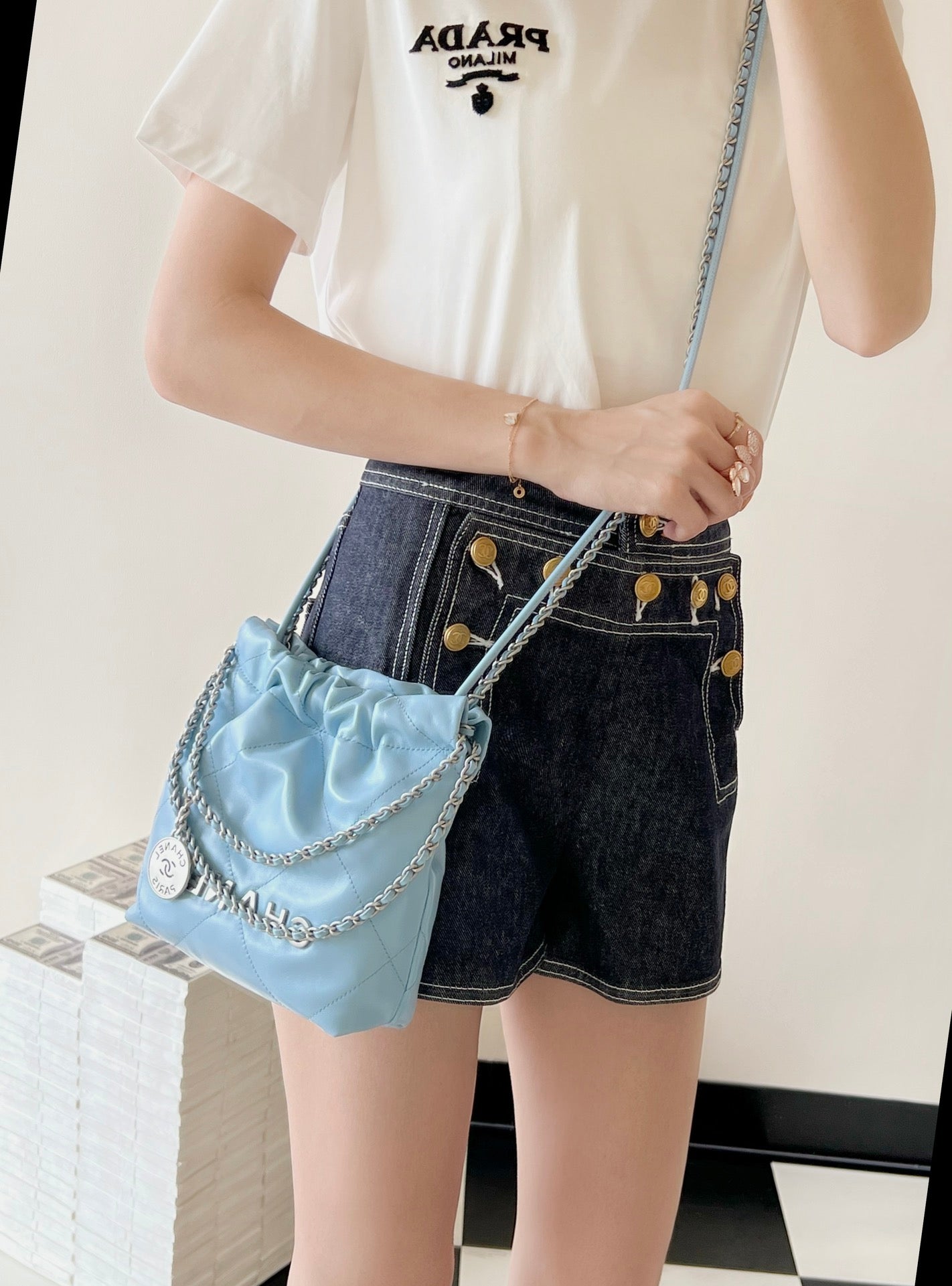 小香家-2023春夏新款 22BAG Mini 奶藍色 上身圖